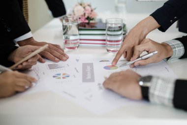 Grafik için işadamı noktasının el. Rapor, pazarlama, satış, hedef hakkında konferans oda mesaj birlikte tartışmaya finans ve muhasebe kavramı.