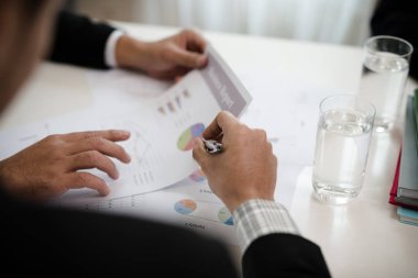 Eller genç iş adamları iş grafik raporu ofiste işaret