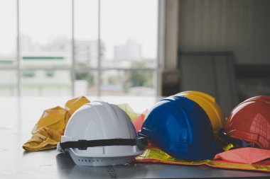 Bina inşaat içinde masanızın üzerinde oturur bir kask.