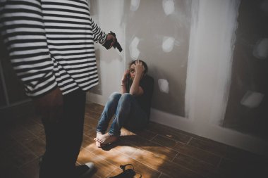 Genç kızlar rehine siyah ve beyaz gömlekli bir hırsız tarafından yapıldı. Kafasına silah dayanmış bir silah