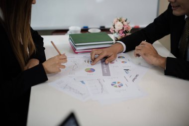 El işadamı noktasının konferans salonunda masa üzerinde bir iş toplantısı sırasında grafik haline getirmek. Rapor, satış, pazarlama, kavram