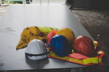 Bina inşaat içinde masanızın üzerinde oturur bir kask.