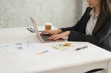 Güzel Asyalı Genç işkadını üstünde laptop onun iş istasyonu Bitcoin para hakkında çalışma