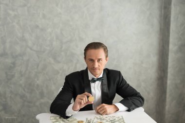 İşadamı otur sen seyir ve Bitcoin para gösteriliyor. İş finansal ve dijital teknoloji kavramı