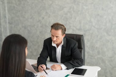 Patron şikayet işkadını çalışan işini hata, takım lideri dissatisfie ile rapor için için