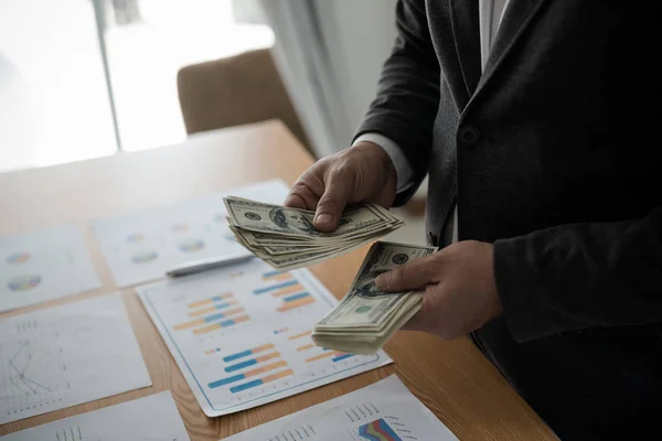 Jovem Empresário Asiático Contar Uma Nota Dólar Sua Mesa Conceito — Fotografia de Stock