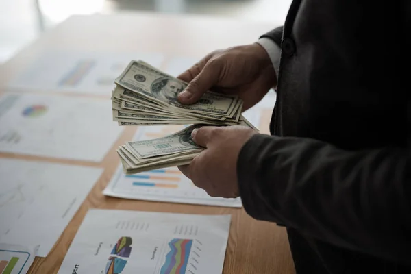 Jovem Empresário Asiático Contar Uma Nota Dólar Sua Mesa Conceito — Fotografia de Stock