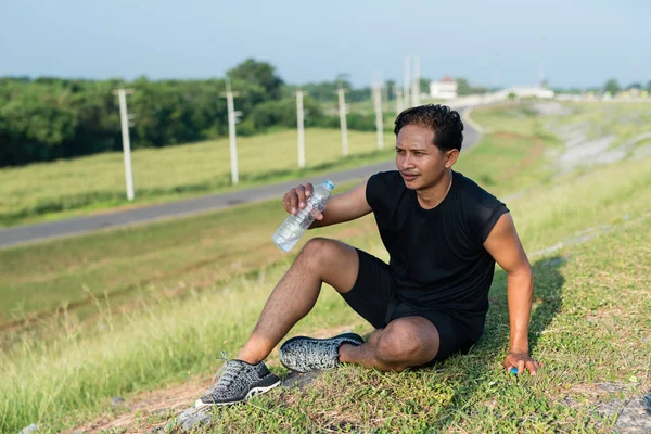 Jovens Asiáticos Sentam Bebendo Água Depois Correr Manhã Conceito Saúde — Fotografia de Stock