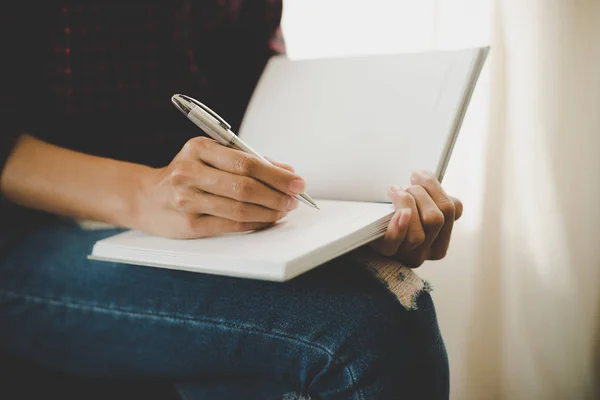 Kadın el üstünde defter yazma. Eğitim kavramı