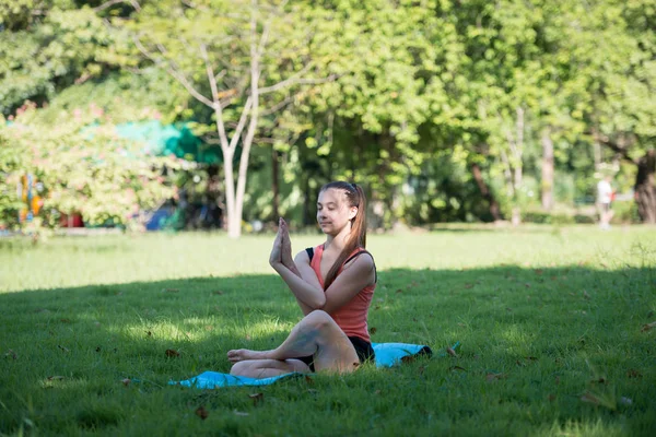 Mujer Joven Practicando Yoga Parque Aire Libre Concepto Estilo Vida — Foto de Stock