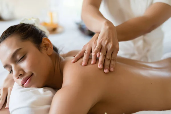 Ung Vacker Asiatisk Kvinna Avkopplande Spa Massage — Stockfoto