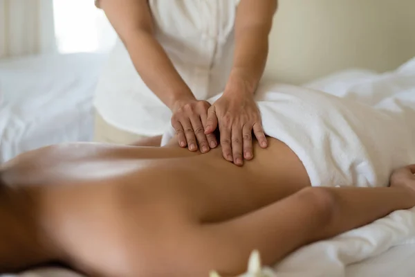 Jong Mooi Aziatisch Vrouw Ontspannen Spa Massage — Stockfoto