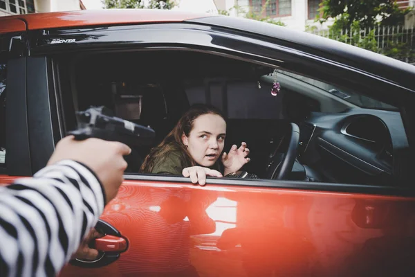 Ladrões Usam Uma Arma Para Forçar Uma Mulher Apresentar Sua — Fotografia de Stock