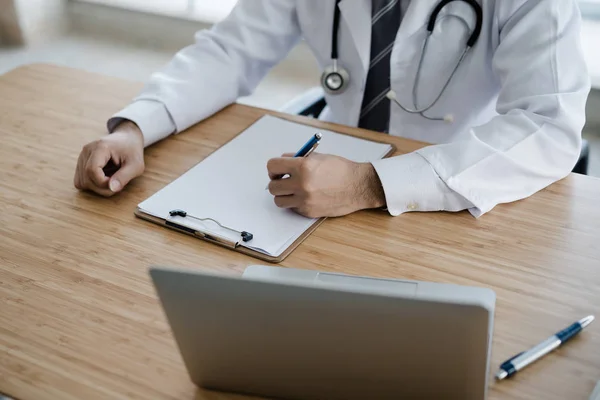 Les Mains Docteur Écrivent Bureau — Photo