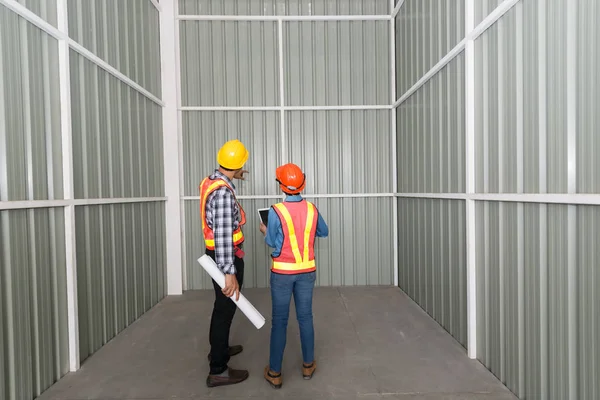 Ingénieur Homme Femme Parlant Construction Bâtiment — Photo