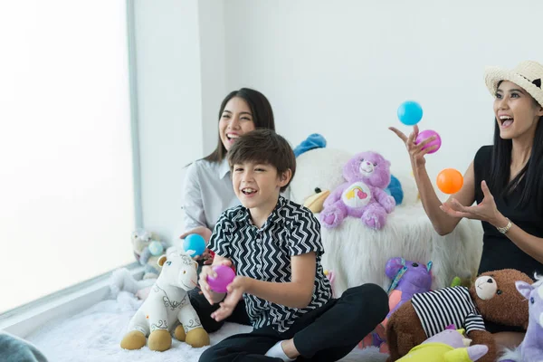 Tres Hermanos Jugando Con Coloridas Bolas Plástico Casa —  Fotos de Stock