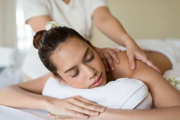 Mladý Krásný Asijské Žena Relaxační Spa Masáž — Stock fotografie