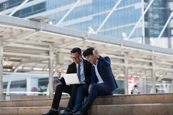 Başarılı heyecan Asya iş adamları grup takım birlikte siting ve yumruk Tamam Evet jest iş bölgesi arka planda tutan