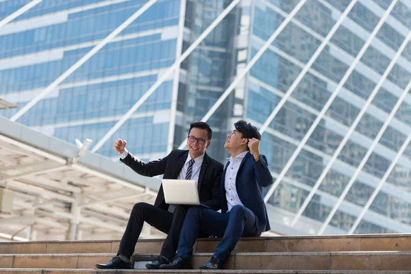 Successful Excited Asian Business People Group Team Siting Together Holding — Stock Photo, Image