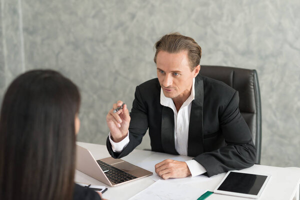 Босс жалуется работнице-бизнесмену на ошибку на работе, руководитель команды недоволен отчетом
