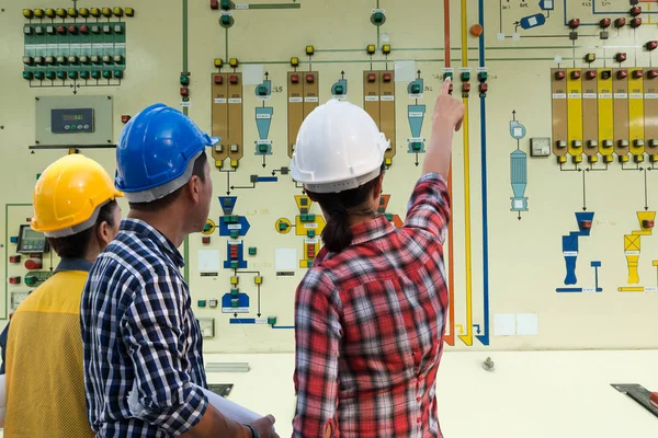Asya mühendisleri grubu içinde fabrika arka plan Panel üretim kontrol