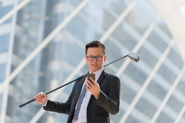 Vellykket Forretningsmann Dress Hånd Holder Golfutstyr Smarttelefon Stående Byen Suksesskonsept – stockfoto