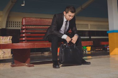 Genç Asyalı işadamı hissediyorum vurguladı/endişe/baş ağrısı/hayal kırıklığına çalışma sırasında