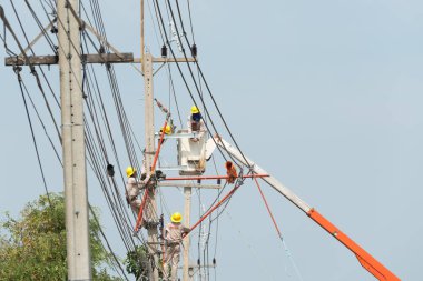 Lopburi, Tayland - 4 Mayıs 2017: İl elektrik yetkilisi yükleme kablonun Lopburi Eyaleti, Tayland, Thailand, yüksek gerilim yayında