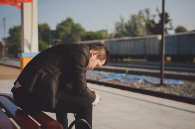 Genç Asyalı işadamı hissediyorum vurguladı/endişe/baş ağrısı/hayal kırıklığına çalışma sırasında