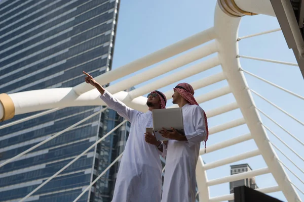 两位阿拉伯商人召集合作 共同追求成功的城市背景 企业理念 — 图库照片