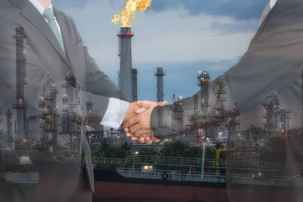 Petrol rafineri tesisi önünde işadamları el sıkışma. Anlaşma, işbirliği ve petrol ve gaz iş kavramı için.