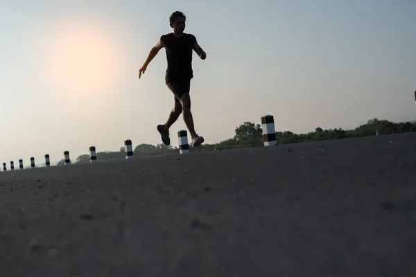 Ásia Jovem Homem Correndo Tempo Durante Nascer Sol Barragem Estrada — Fotografia de Stock