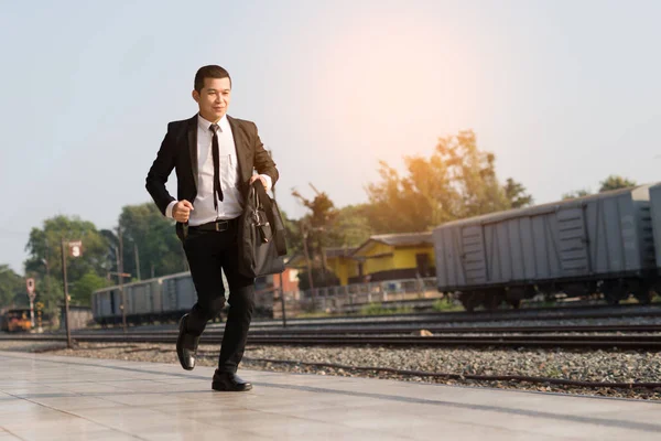 Fiatal Ázsiai Üzletember Kezében Tartja Bőröndöt Lapto Vasútállomáson Fut — Stock Fotó