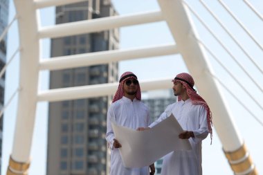 Arap ve Mimarlar mühendisi. O planları bir dizi arıyorsunuz ve bir inşaat projesi tartışıyor.