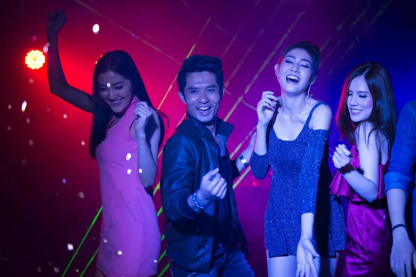 Tiempo Feliz Los Jóvenes Asiáticos Divierten Bailando Fiesta Fiesta Año —  Fotos de Stock