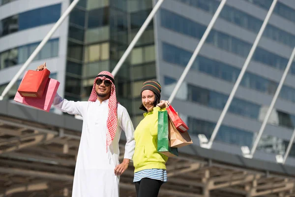 阿拉伯男子和旅游妇女在城市购物 — 图库照片