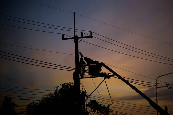 Instalação Engenheiro Silhueta Cabo Poste Alta Tensão Construção Indústria Pesada — Fotografia de Stock