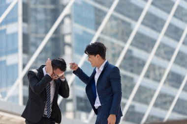 Hata için ona işaret şikayet patron iş. Depresif adam çalışan Yöneticisi tarafından azarladı üzerinden. arka planda büyük şehir