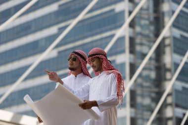 Arap ve Mimarlar mühendisi. O planları bir dizi arıyorsunuz ve bir inşaat projesi tartışıyor.