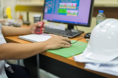 Fare el kişilerde kontrol Oda imalat ahşap masa üzerinde çalışıyoruz