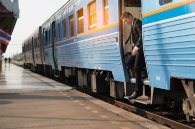 Sabah ilk iş günü işadamı, elinde tutan bir bavul dizüstü bilgisayar çalışmak için acele saatte tren aşağı yürüyüş. Acele saat.