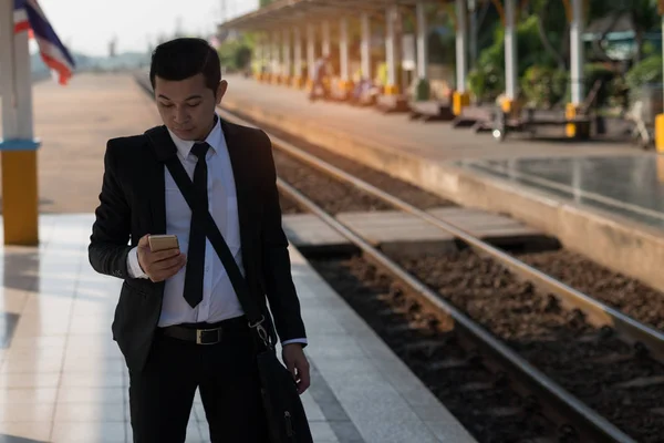 Szúró Telefon Elegáns Üzletember Ellenőrizné Mail Üzeneteket Mobiltelefon Pályaudvar Séta — Stock Fotó