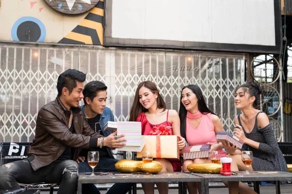 Jóvenes Tiempo Feliz Con Caja Regalo Fiesta Celebración Cumpleaños Nochevieja —  Fotos de Stock