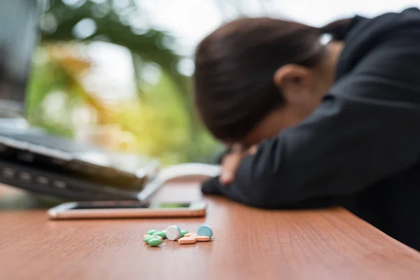 Asiática Empresária Dormir Computador Frontal Com Pílula Doença Estressado Cansado — Fotografia de Stock