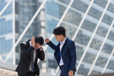 Hata için ona işaret şikayet patron iş. Depresif adam çalışan Yöneticisi tarafından azarladı üzerinden. arka planda büyük şehir