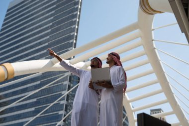 İki Arap işadamları birlikte bir ortak hedef ve başarı şehir Background.Business kavramı için çalışmak için toplanacak