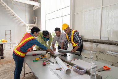 Mühendis grubu Asya ve işçi toplantısı, inşaat alanında yapılan tartışmalar dostane atmosfer çalışmaları şaka ve çalışma sürecinde eğlenme.