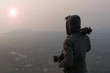 Fotoğrafçı Asya ve fotoğraf makinesi dağ Güneş doğarken dostum. Yaşam tarzı hobi kavramı macera aktif tatiller açık seyahat