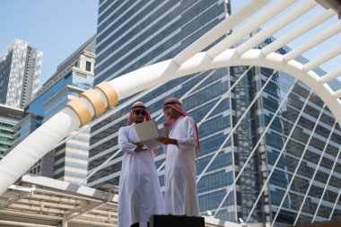 İki Arap işadamları birlikte bir ortak hedef ve başarı şehir Background.Business kavramı için çalışmak için başvurun