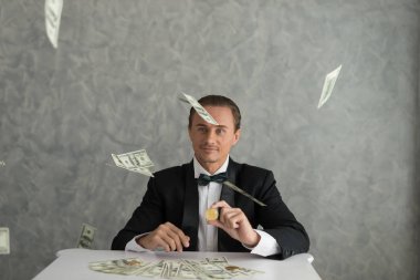 işadamı oturup para havada uçan yüz-euro banknot ile gösterilen süre bir düşünme hakkında bir şey